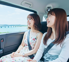 タクシーに乗車中の乗客